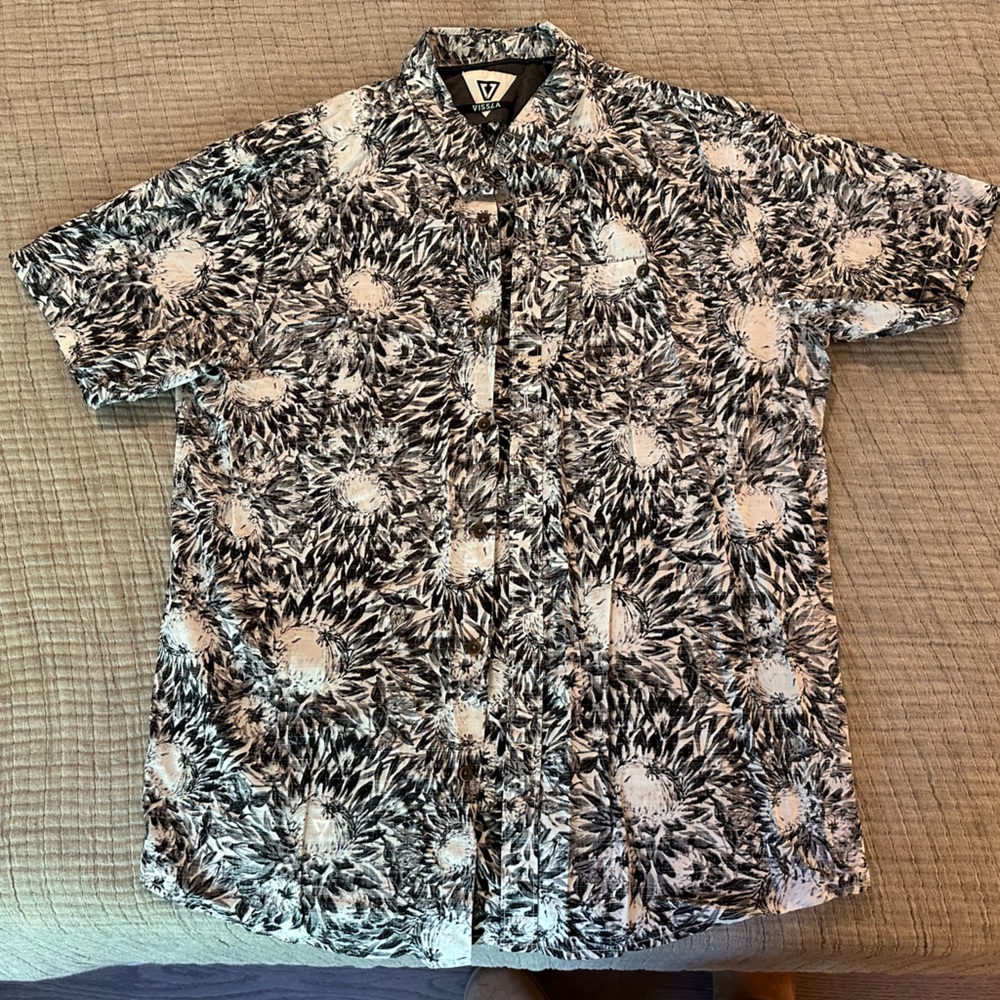 VISSLA Men’s XL Monochrome Leaf Print Button Down Shirt
